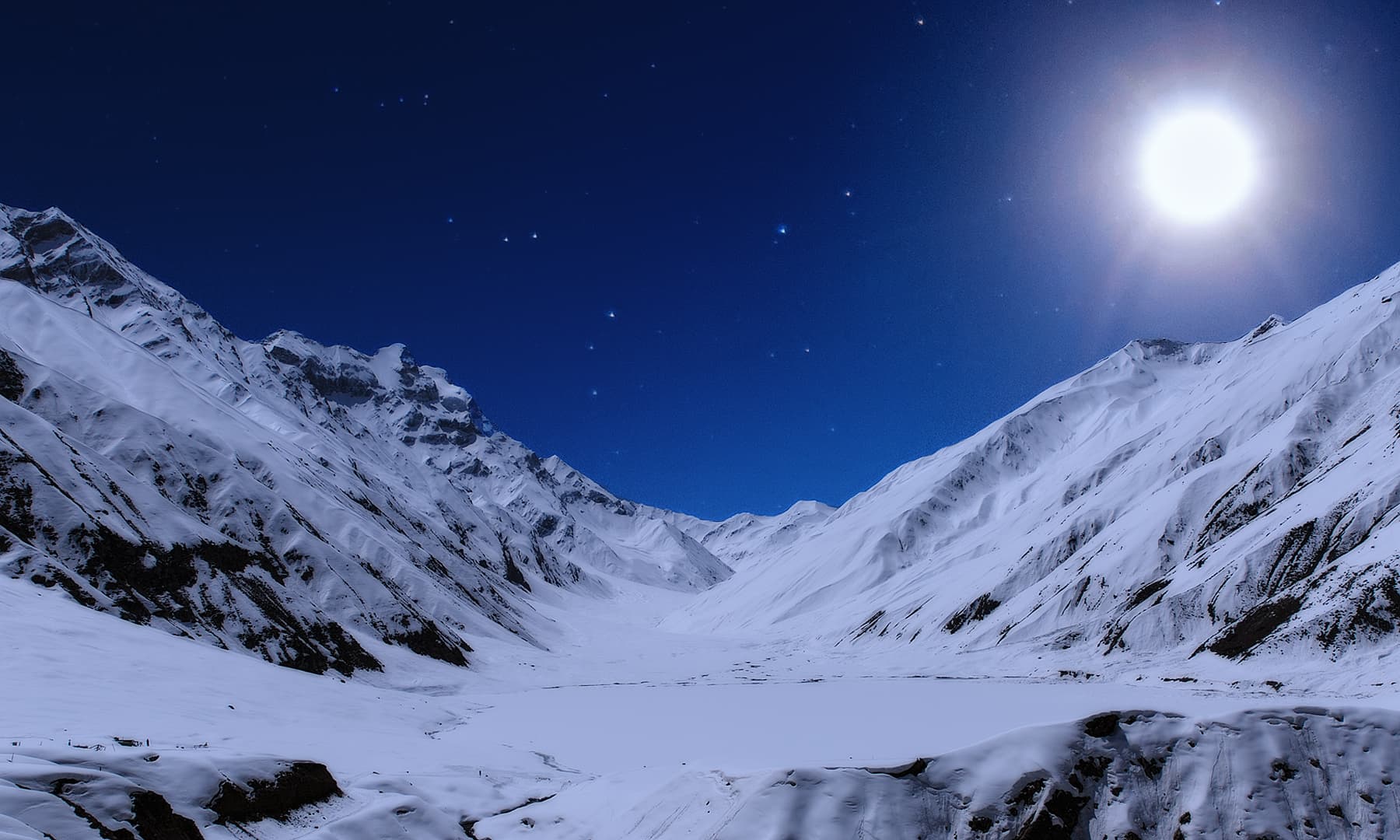 saif ul malook lake in winters